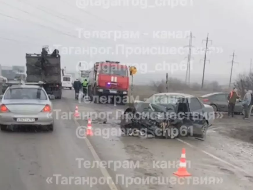 Бампер разбит в хлам: на трассе под Таганрогом столкнулись легковушка и грузовик
