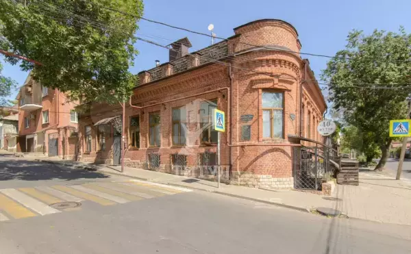 Ростовский «фасад» за миллионы: в историческом центре города на продажу выставили старинные особняки