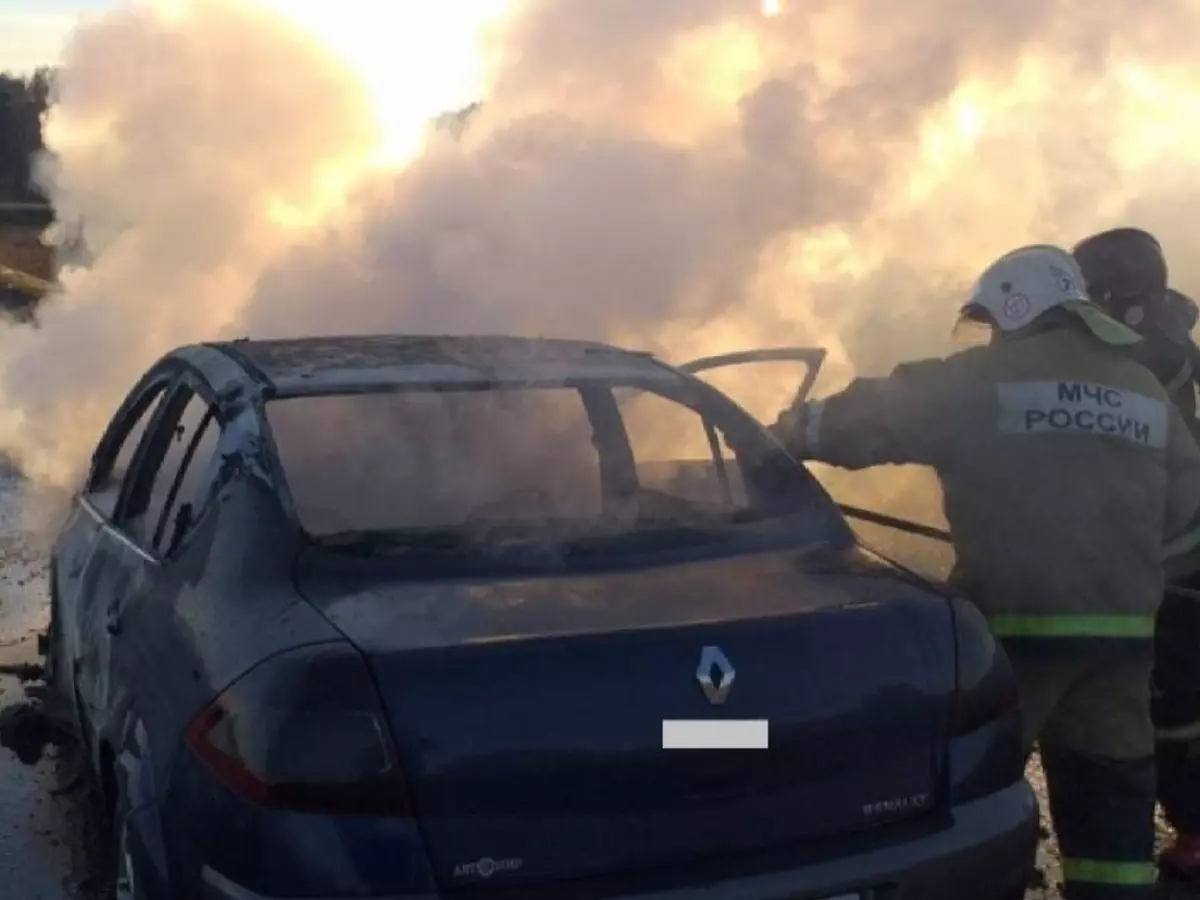 Машина сгорела дотла во дворе частного дома в Ростовской области