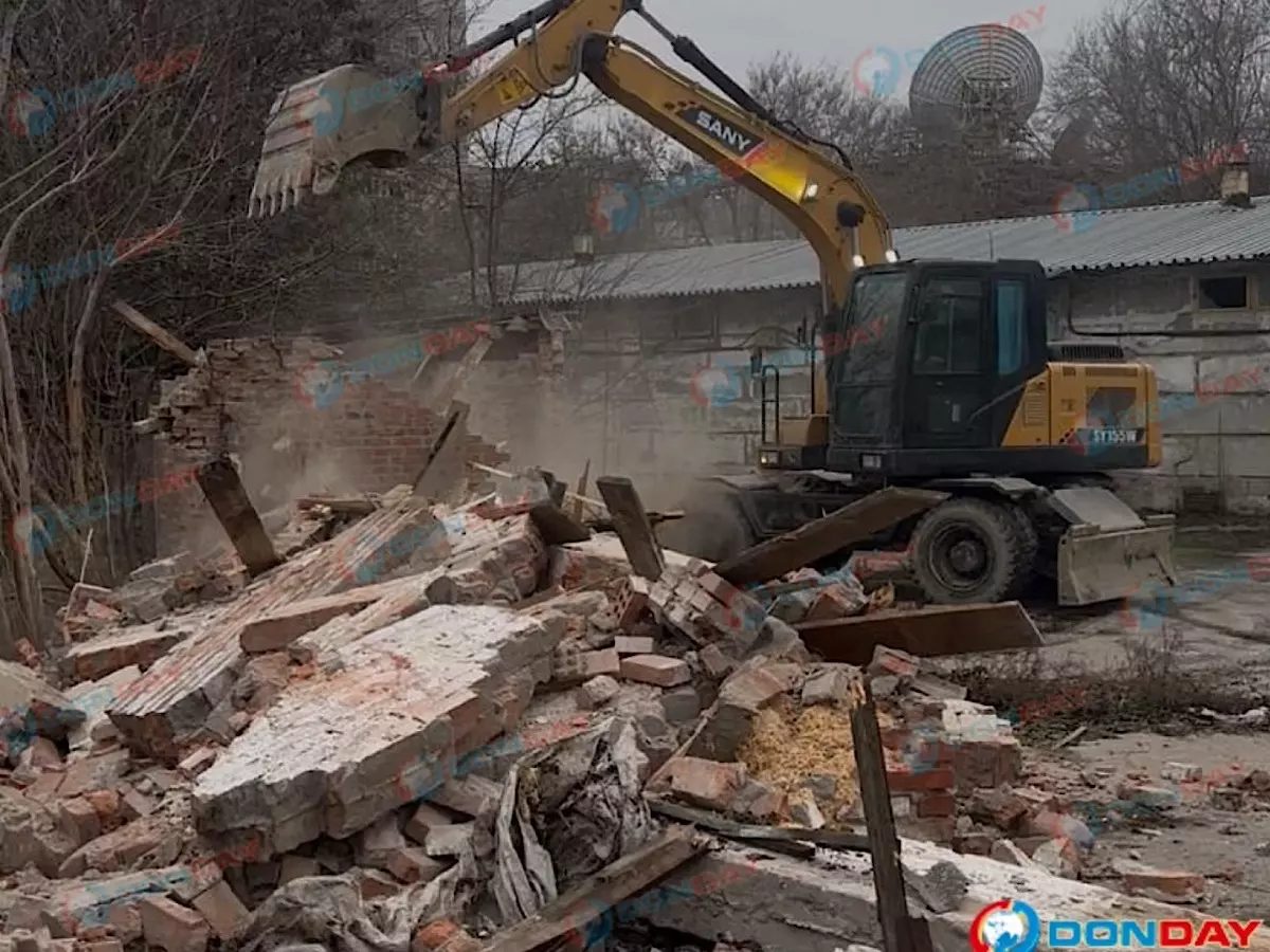 На ростовском ипподроме начали разрушать конюшни