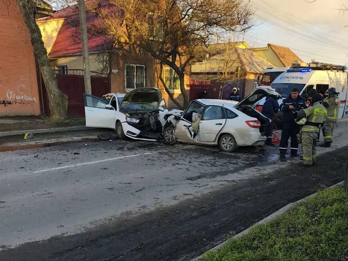 Автомобили "всмятку": В Таганроге в жестком ДТП погиб один человек, еще трое пострадали