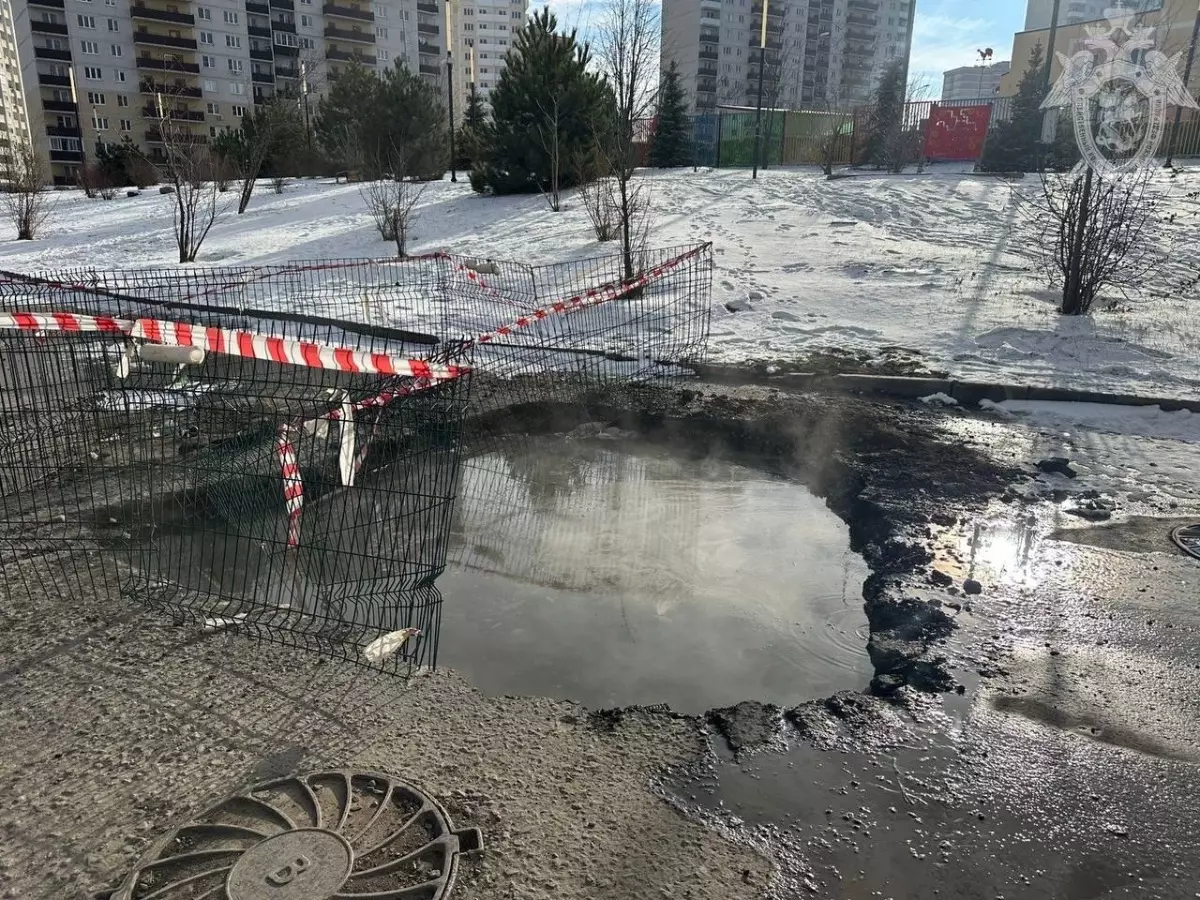 В Ростове автомобиль с двумя женщинами и ребенком провалился в дорожную яму