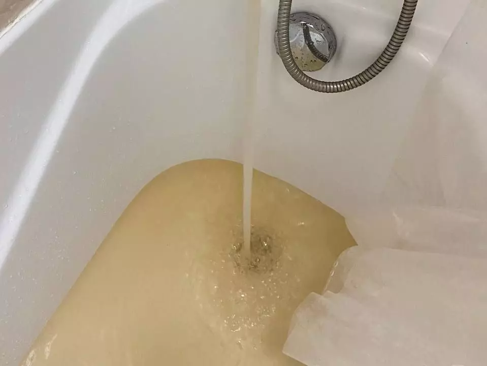 Жители Западного в Ростове после аварии на ТЭЦ потекла ржавая вода