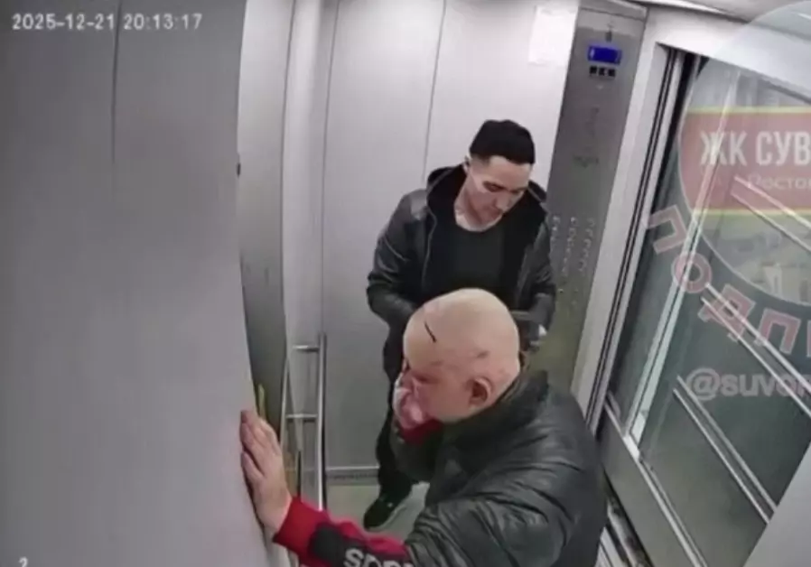 В Ростове двое мужчин подрались в лифте на Суворовском и застряли в нем