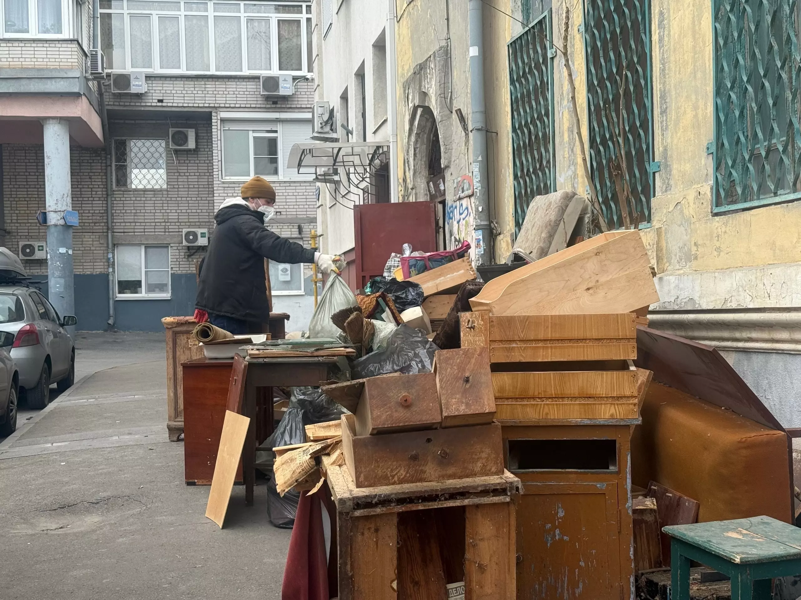 Еще 8 тонн мусора вывезли общественники из дома Красса на Университетском