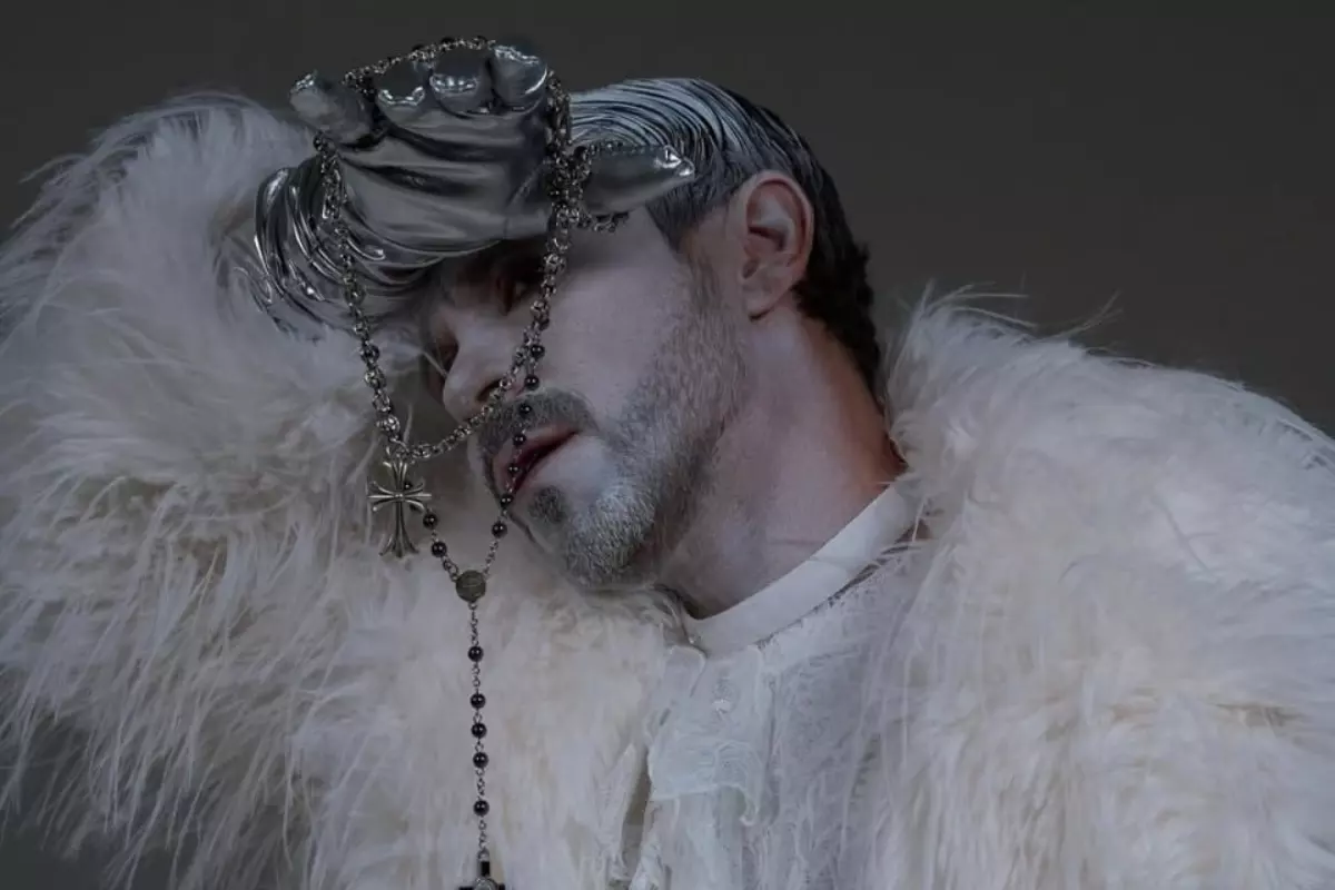 Снежный король: Актер Павел Деревянки удивил неожиданной фотосессией в зимнем образе