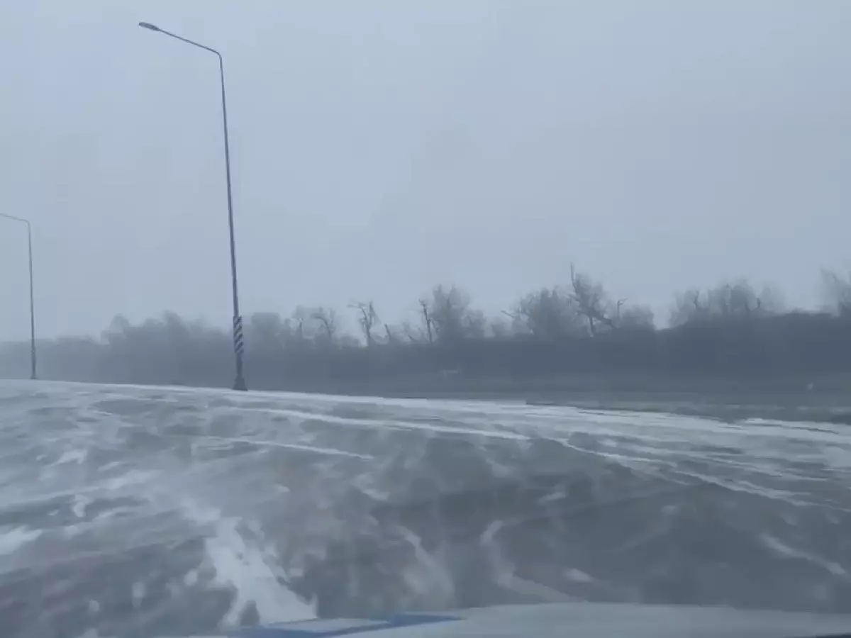 Трассу в Ростовской области замело снегом 26 декабря