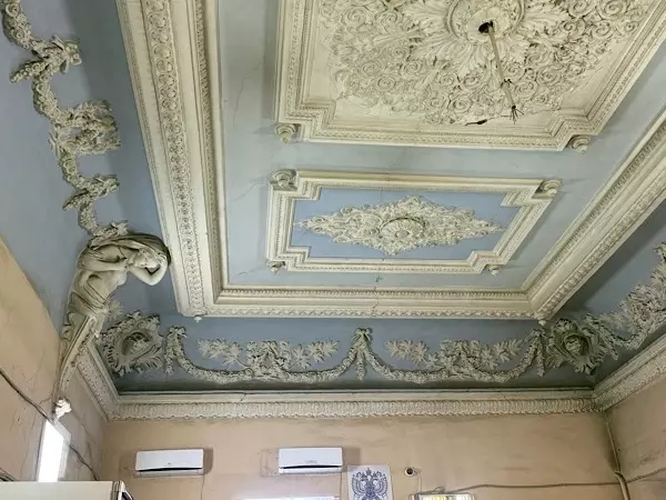 В Ростове в непримечательном почтовом отделении нашли уникальные скульптуры и лепнину