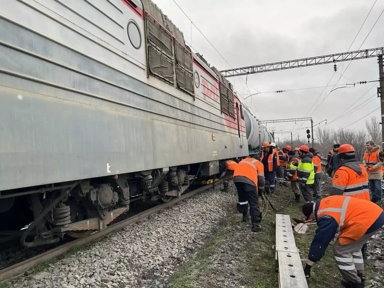 Под Ростом на Ж/Д станции сошел с рельсов грузовой поезд