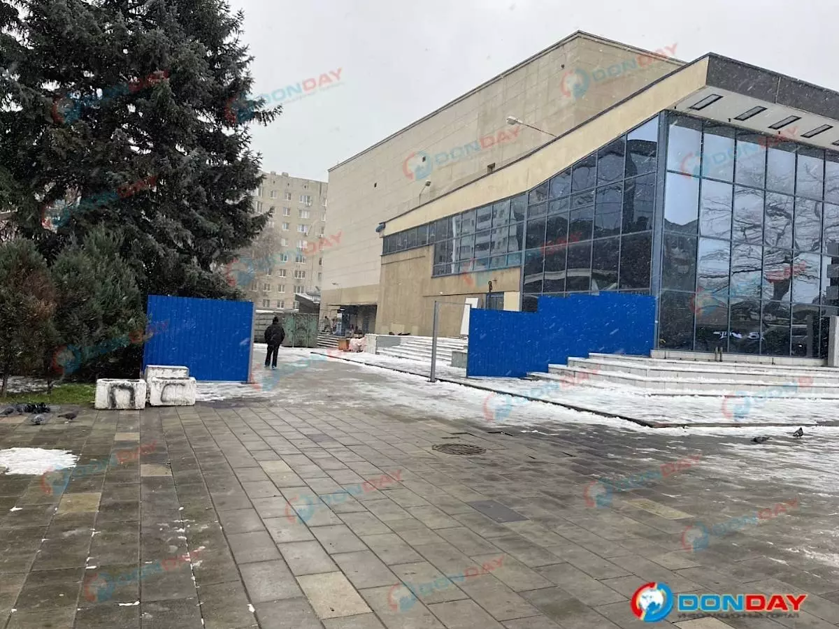 Странное ограждение заместили горожане возле бывшего кинотеатра «Ростов»