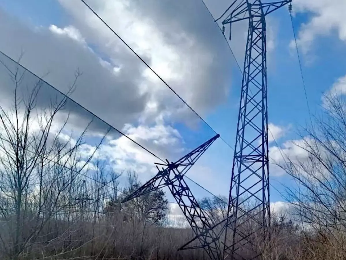 Ураганный ветер повалил железобетонные опоры ЛЭП в Ростовской области