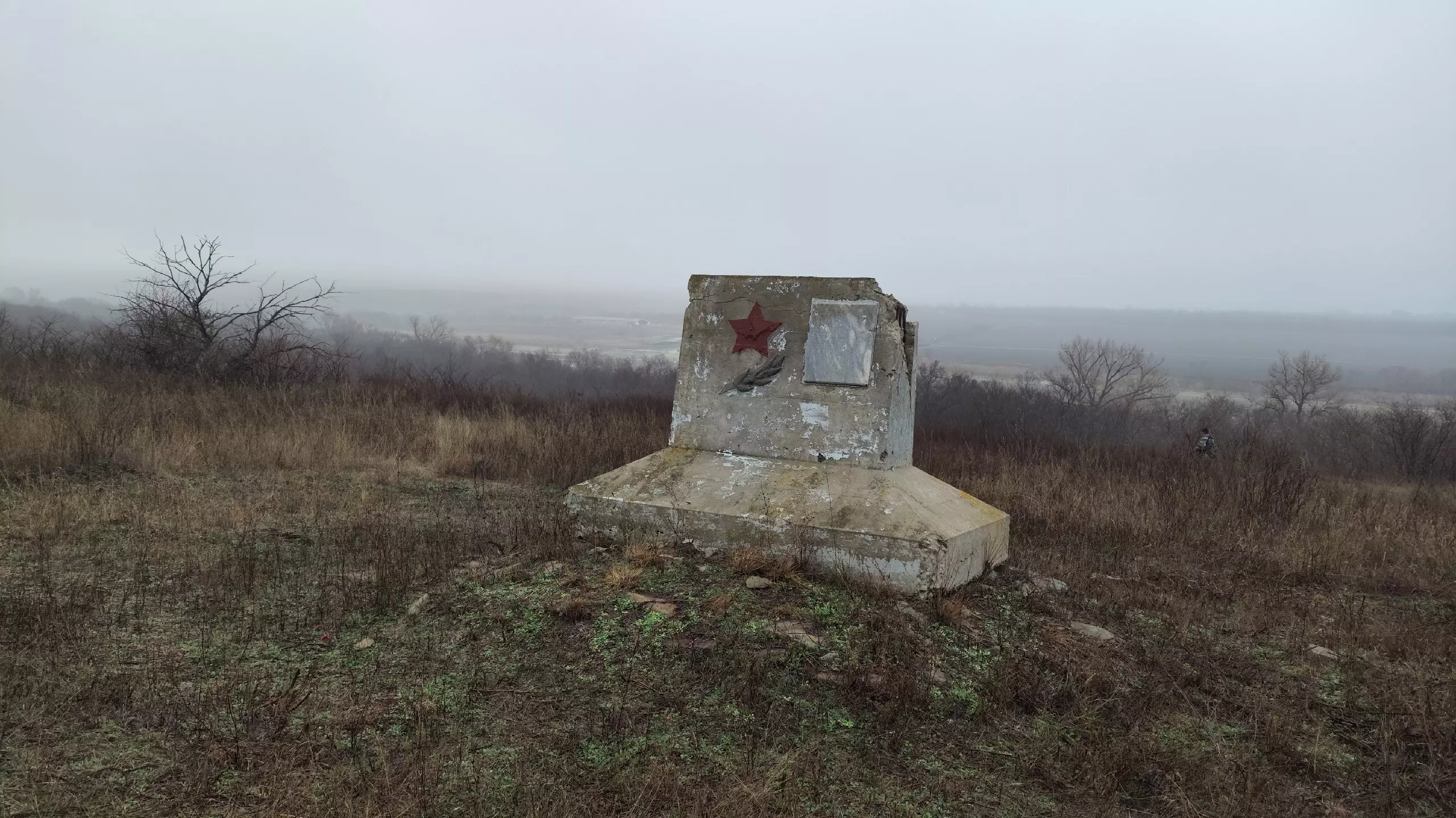 В Ростовской области грибники нашли в степи заброшенный памятник советскому солдату