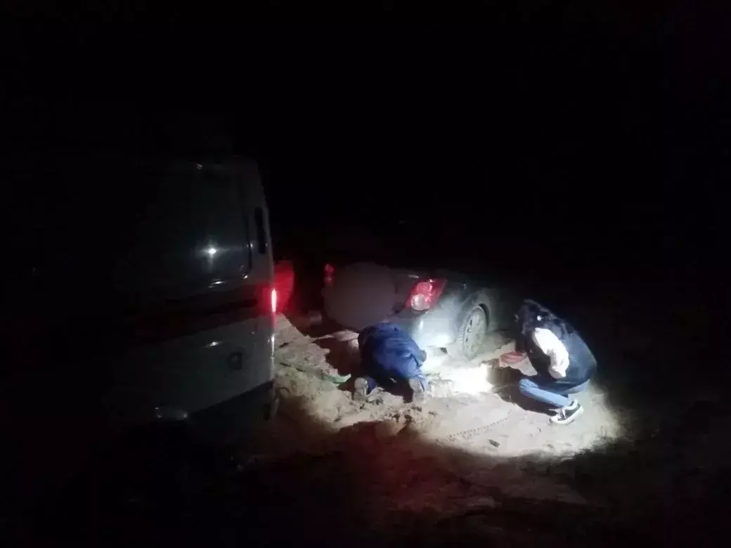 Молодая крымчанка на бездорожье Шолоховском районе увязла в песках
