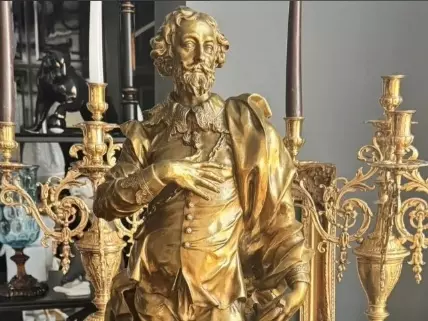 Старинная статуя, антикварный палас и платяной шкаф: что необычного продают в Ростове