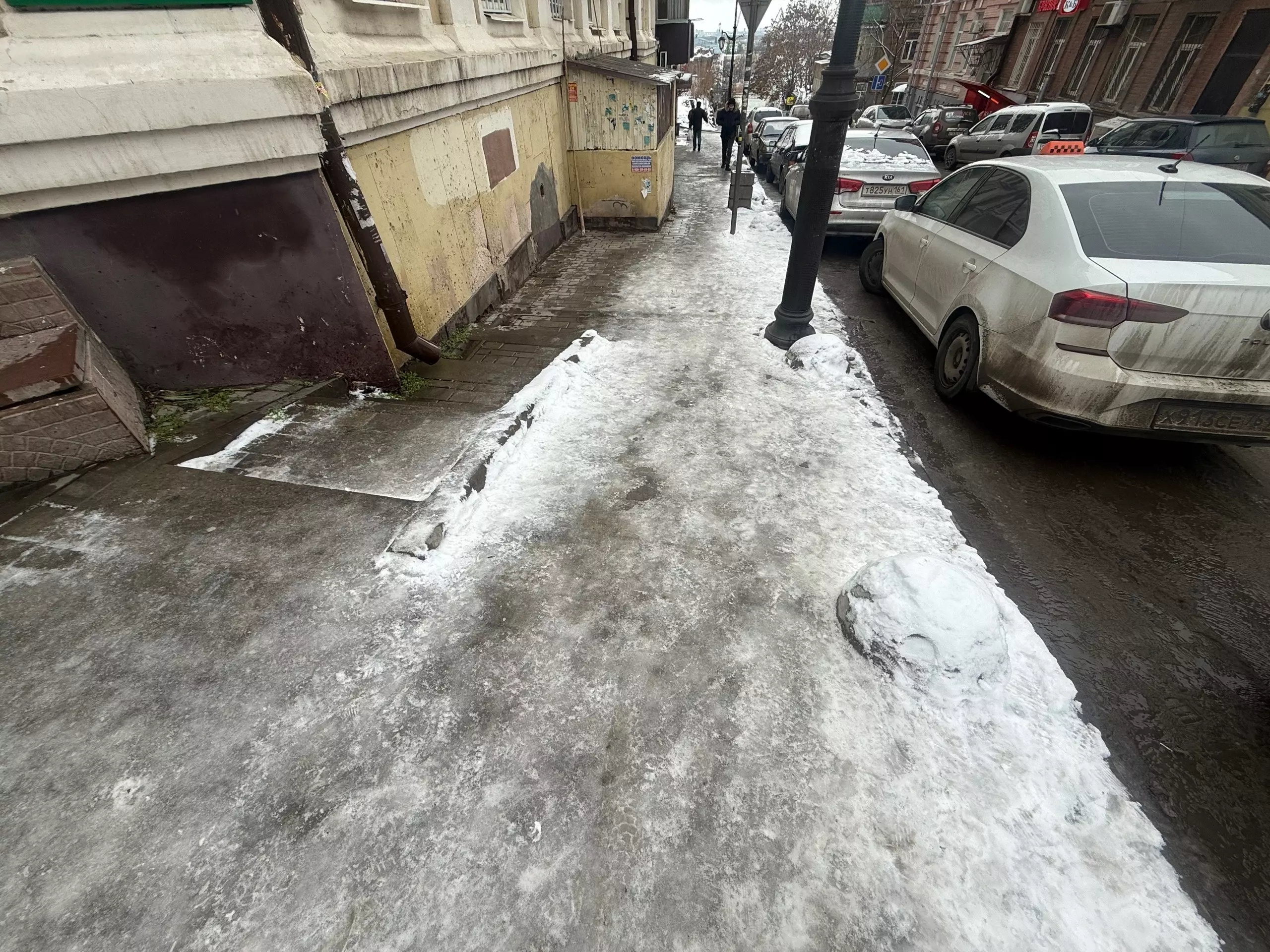 В Ростове на спуске в Соборном переулке образовался ледяной каток