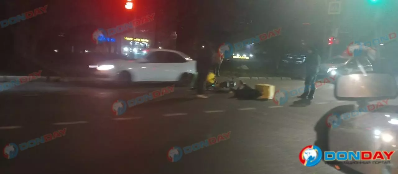 Легковушка сбила курьера на электровелосипеде в Ростове