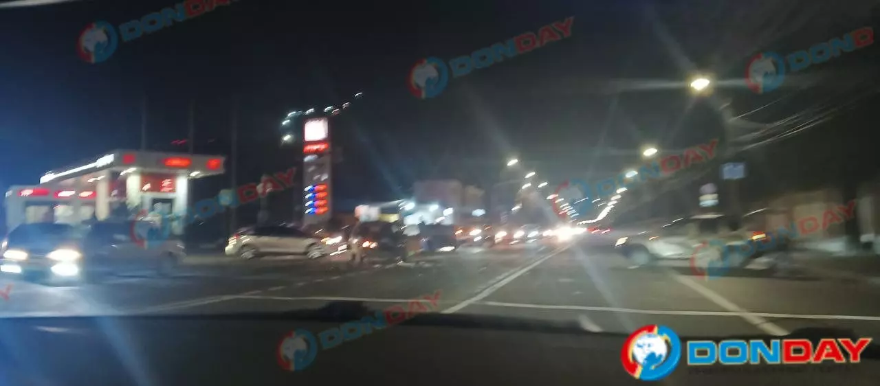 В Ростове на Текучева после удара легковушка улетела на обочину