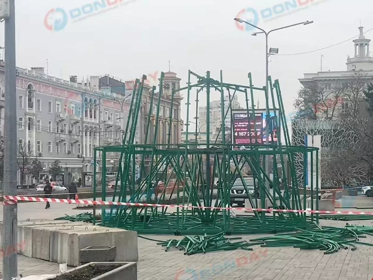 В Ростове у входа парка Горького уже начали собирать каркас для главной елки