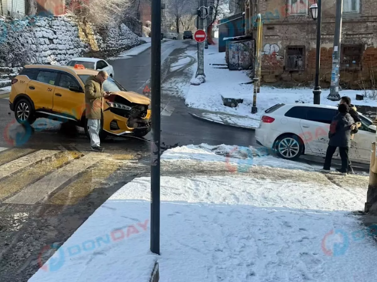 В Ростове произошло ДТП с участием такси