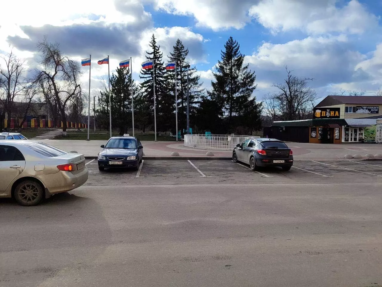 Упавшую елку из-за сильного ветра в Красном Сулине увезли для ремонта