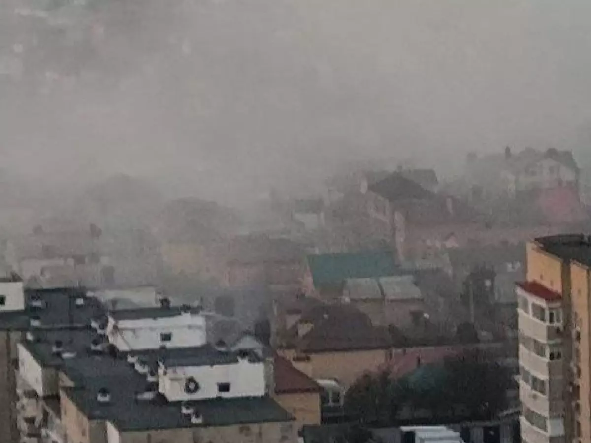 В СНТ Ростова на большой площади горит частный дом