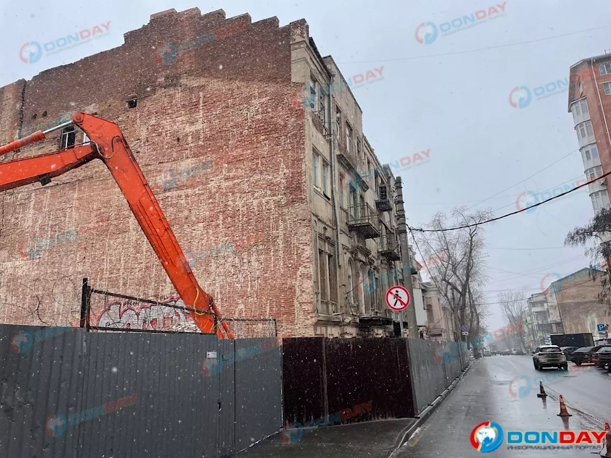 Готовятся к сносу: в Ростове возле дома Парамоновых заместили спецтехнику
