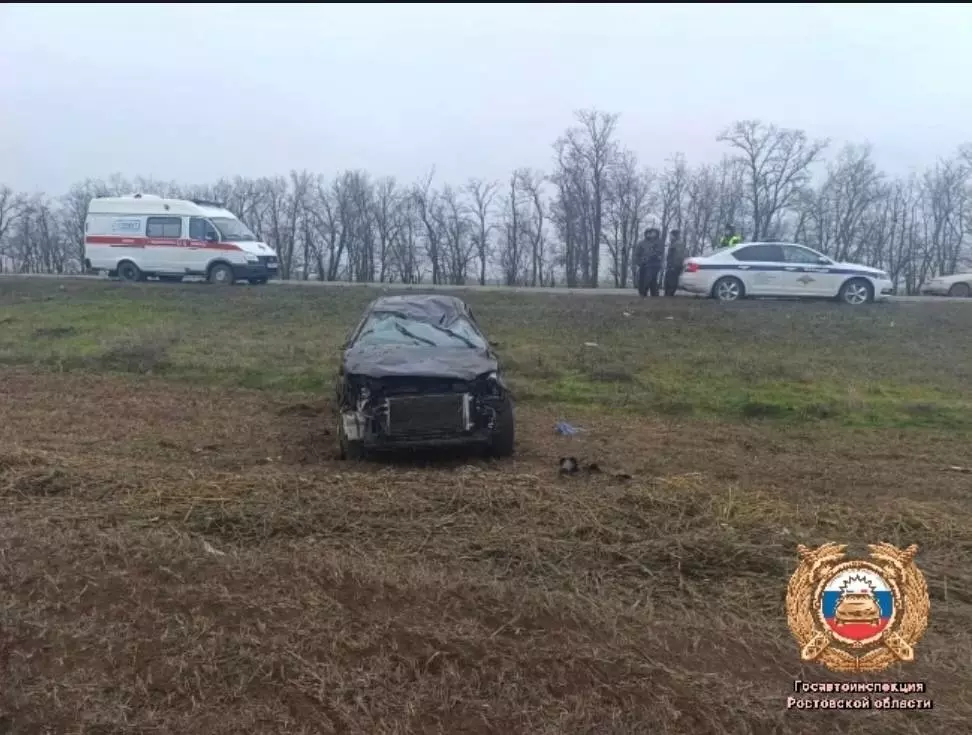 Водитель погиб до приезда «скорой»: кроссовер съехал с трассы и опрокинулся в Ростовской области