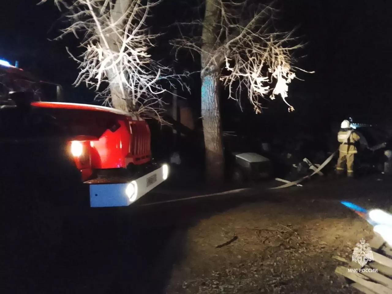 В Ростове на улице Обороны загорелось заброшенное авто