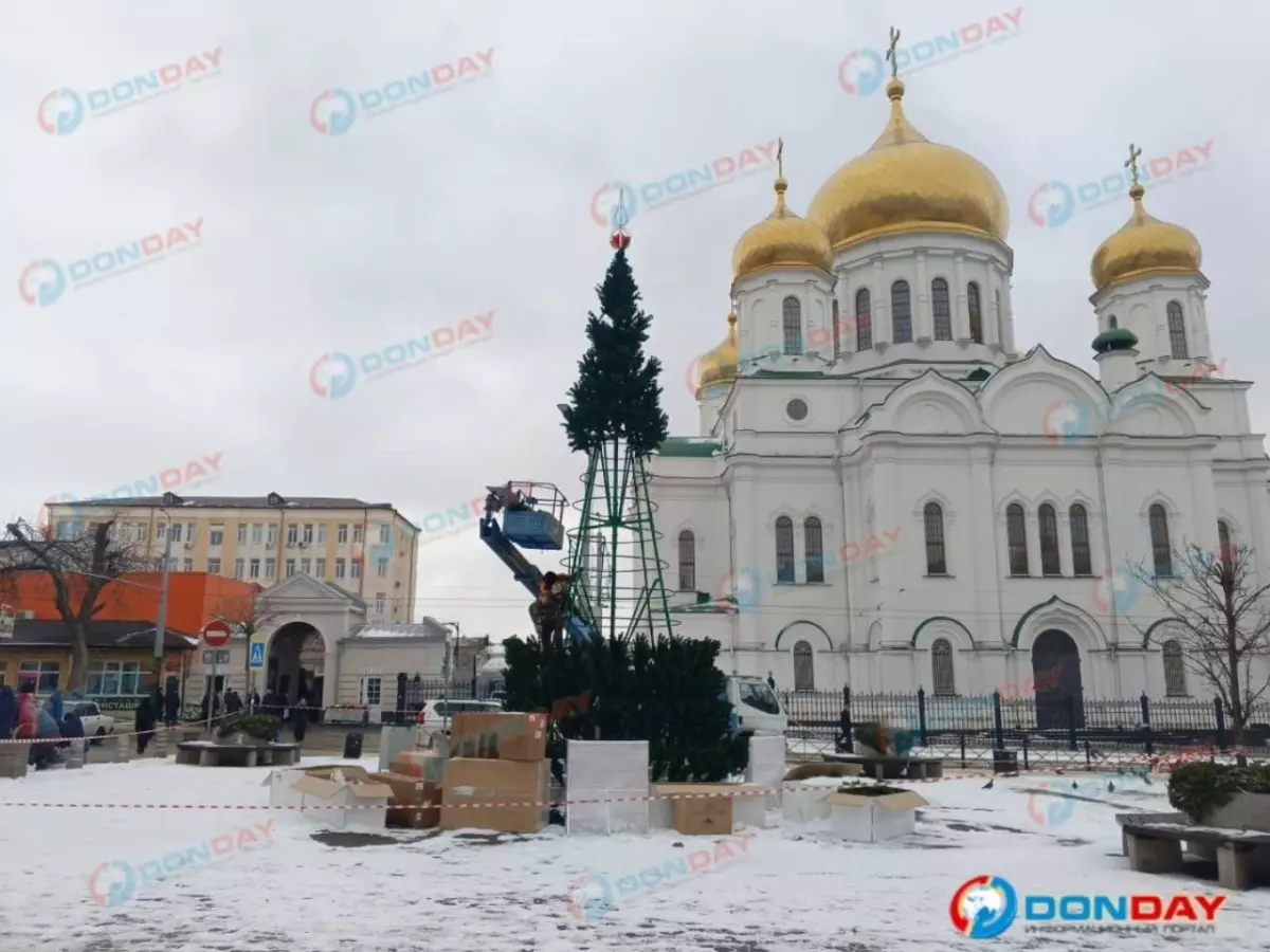 В Ростове возле центрального рынка начали устанавливать новогоднюю елку