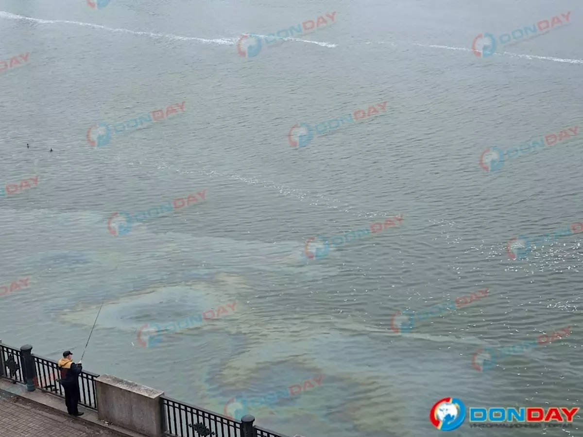 Огромное маслянистое пятно в Дону заметили жители Ростова