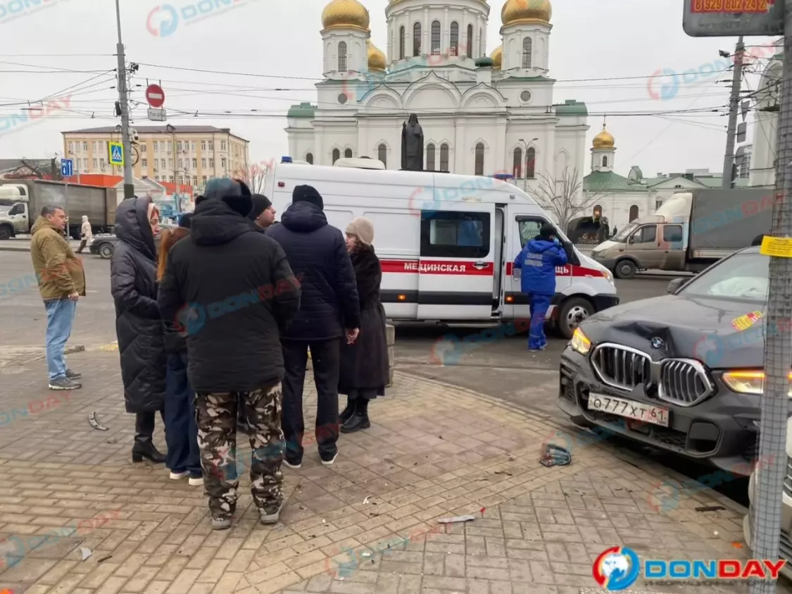 Массовое ДТП с люксовой иномаркой произошло у Кафедрального собора в Ростове