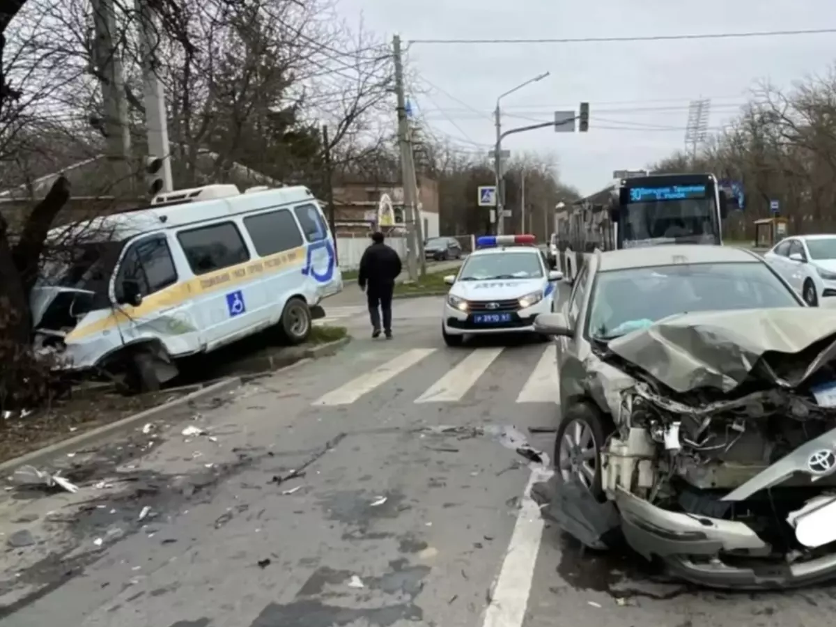 Два человека получили травмы в ДТП с грузовиком в Ростове