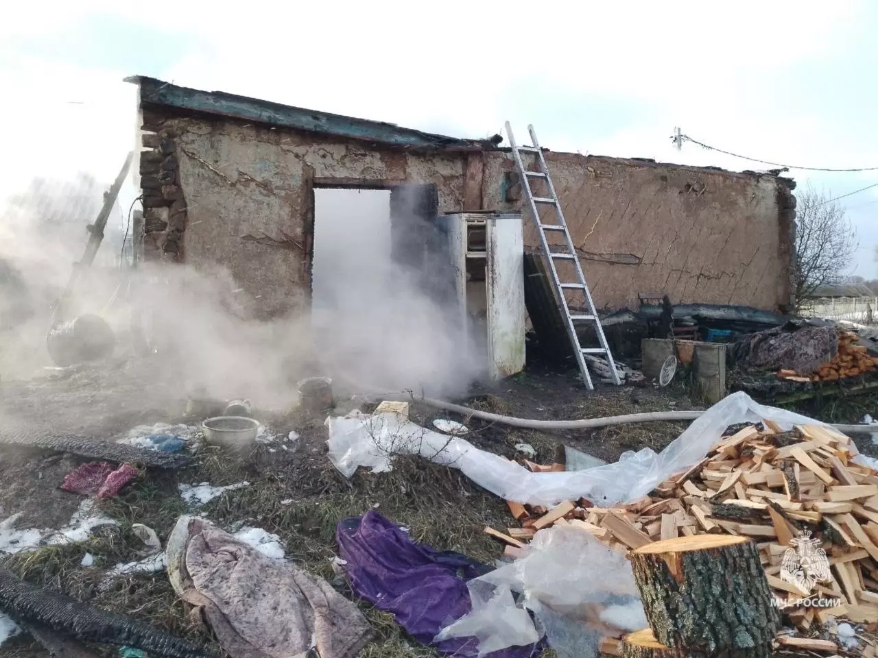Все сгорело дотла: из-за неисправного дымохода частный дом в Ростовской области полностью выгорел