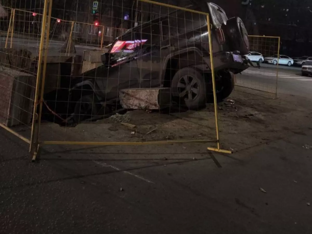 В Ростове на Малиновского автомобиль провалился в разрытую яму