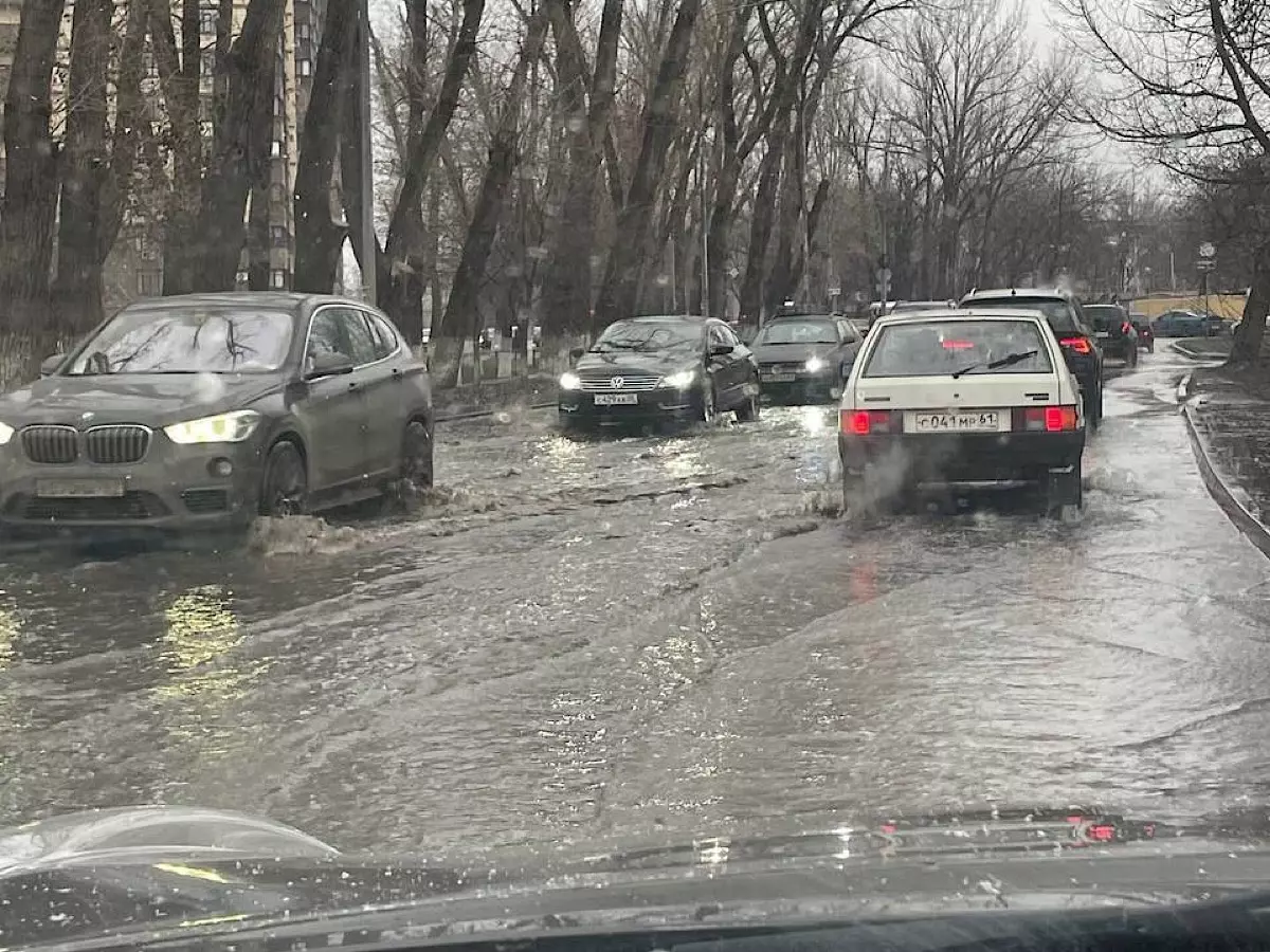 В Ростове из-за коммунальной аварии затопило улицу Оганова