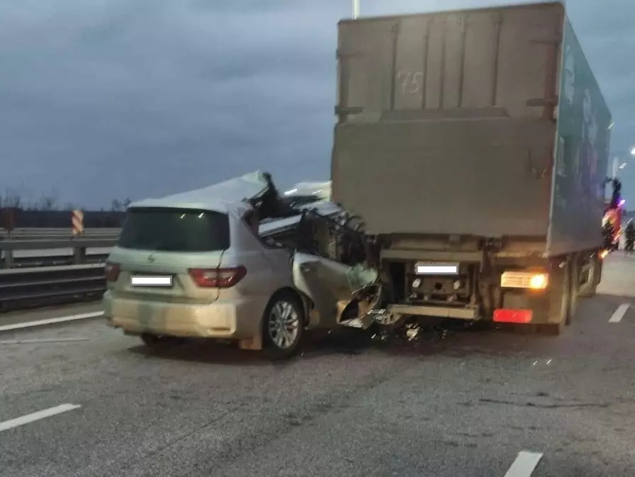 В Ростовской области дедушку зажало в иномарке после столкновения с фурой