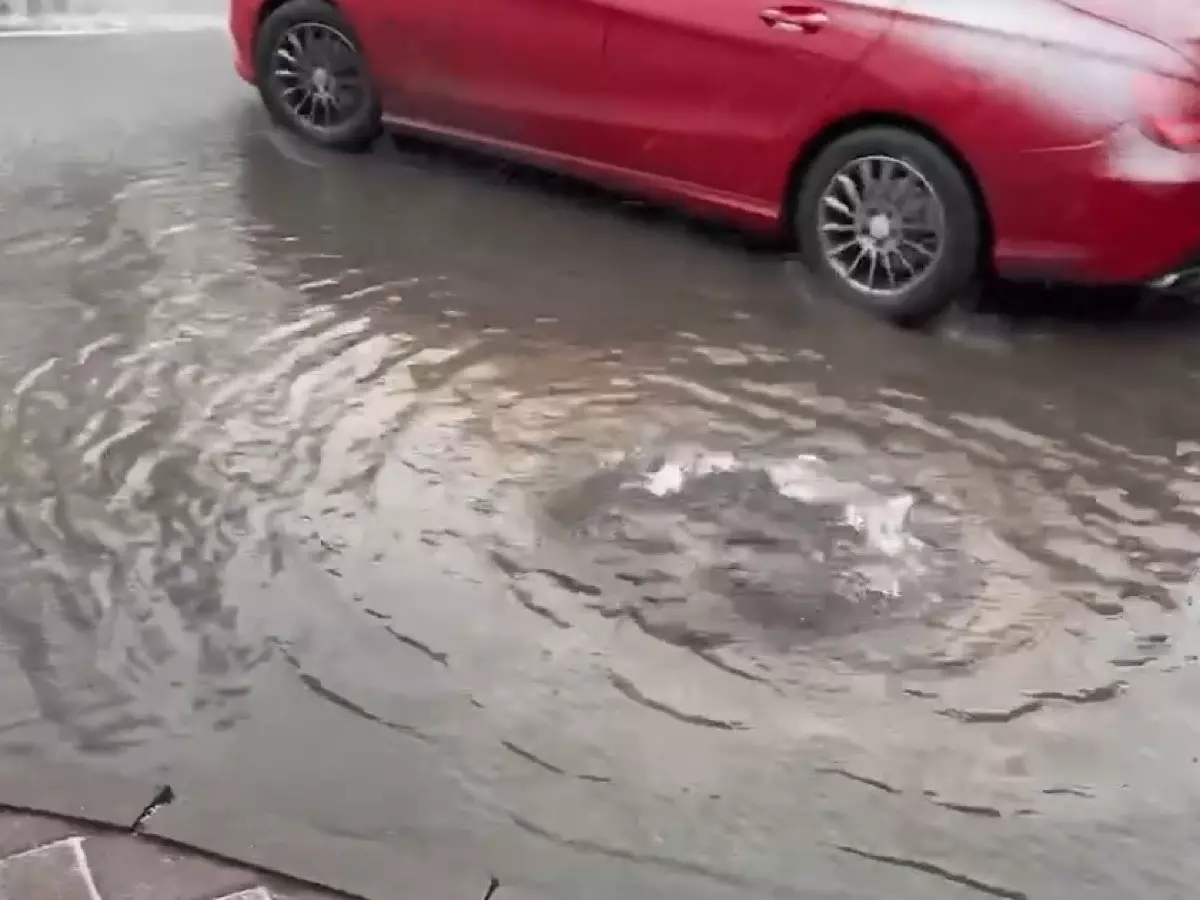 В центре Ростова затопило проезжую часть из-за коммунальной аварии