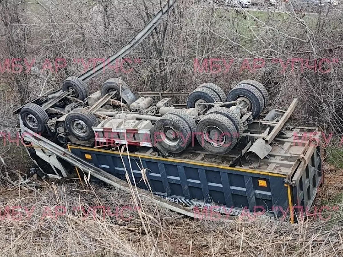 В Аксайском районе грузовик опрокинулся на крышу: пострадал водитель