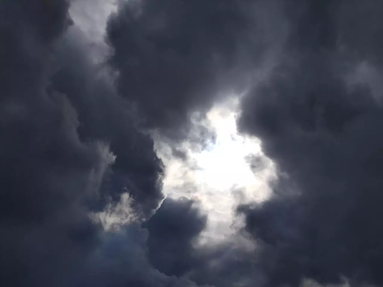 Часть жителей Каменска Ростовской области остались без воды из-за повреждений ЛЭП дронами