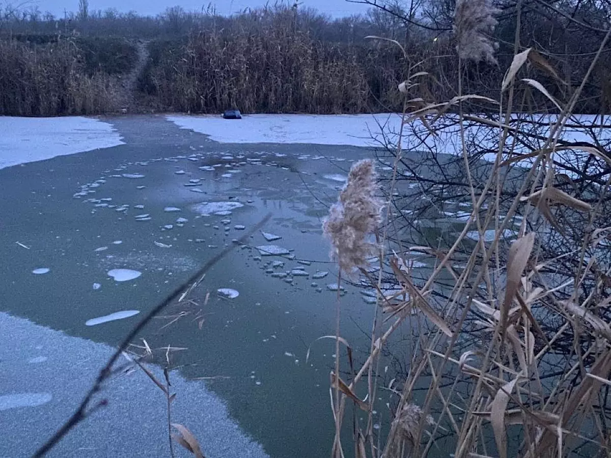 В Ростовской области двое детей провалились под лед: один погиб, второй в больнице