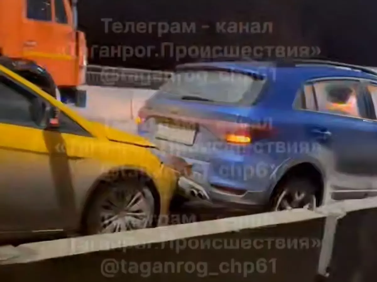 В Таганроге произошло массовое ДТП с участием пяти автомобилей