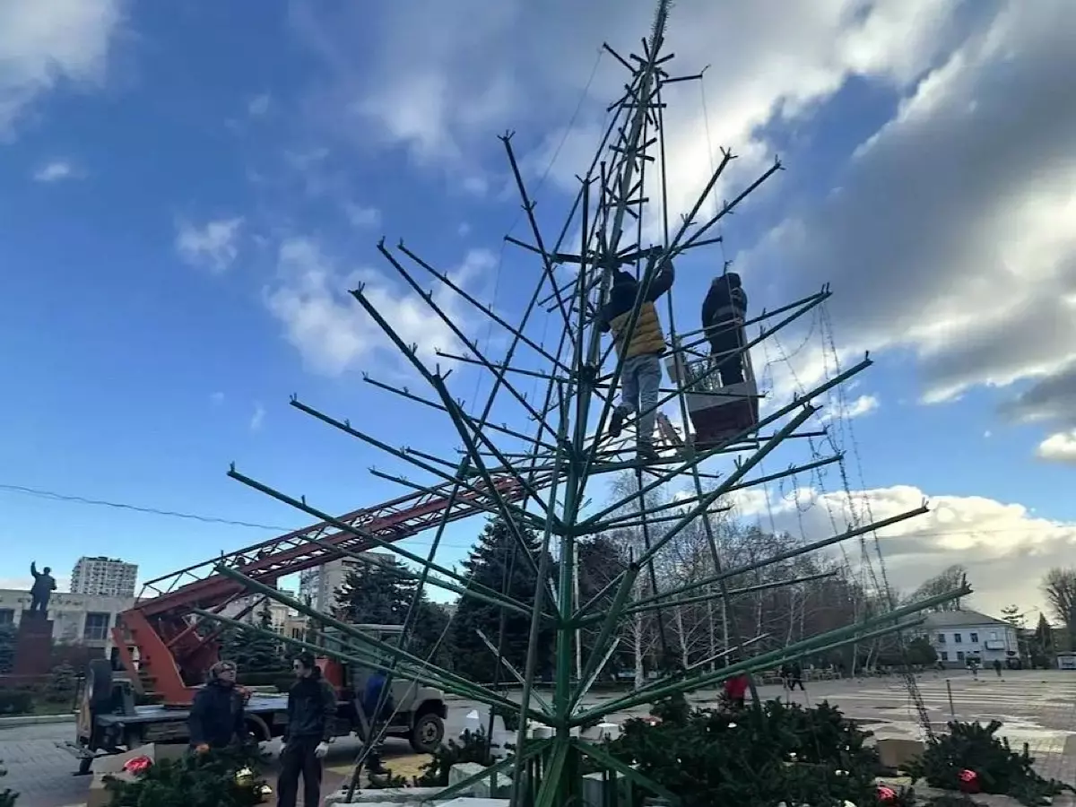 Главную новогоднюю елку в Батайске разобрали из-за сильного ветра