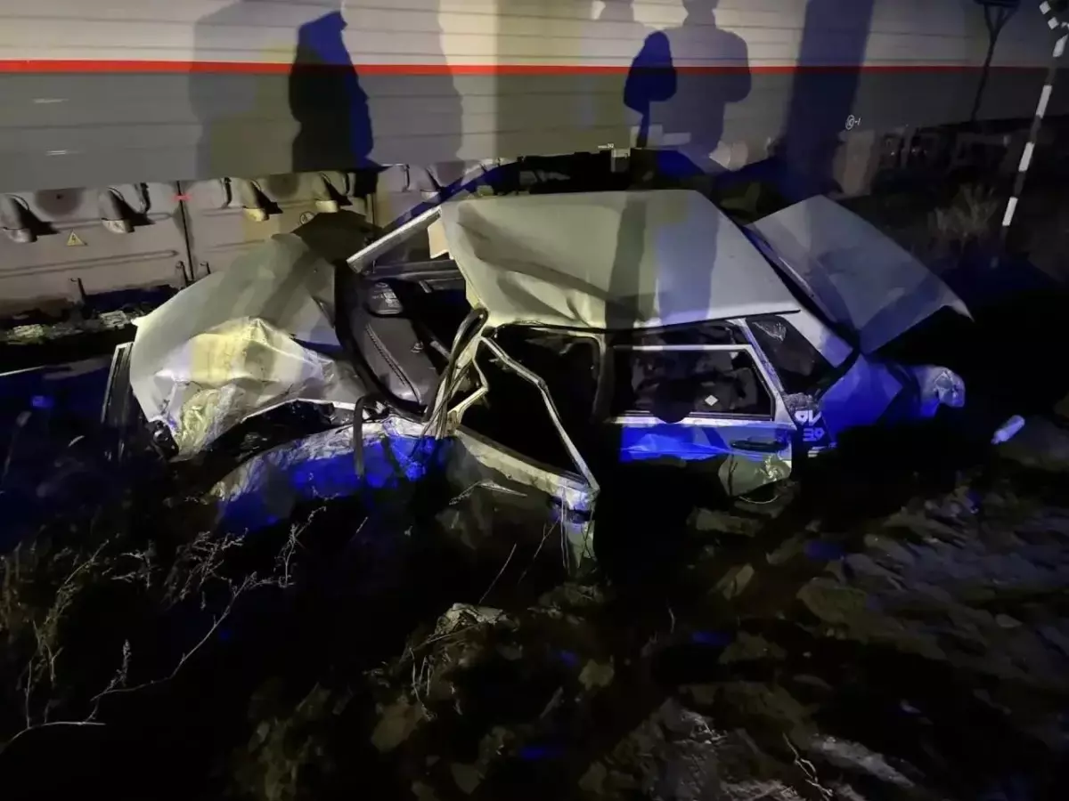 В Ростовской области водитель легковушки собирался устроить «Форсаж», но попал под поезд