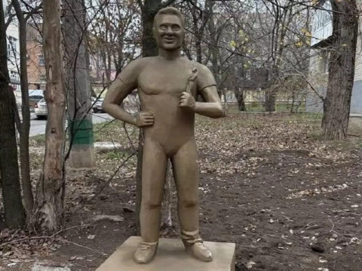 Жители высмеяли установленный в Таганроге памятник актеру Павлу Деревянко