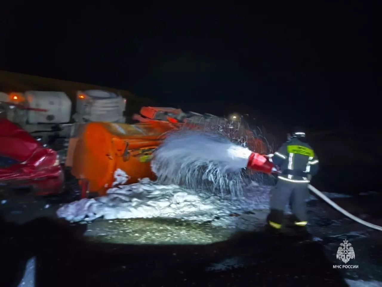 МЧС обнародовало кадры жесткого ДТП с бензовозом на дороге в Ростовской области