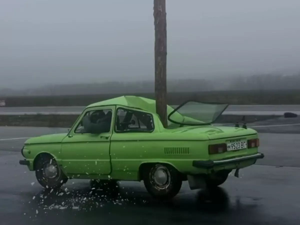 Ростовский каскадер Евгений Чеботарев сбросил себе на голову огромное бревно