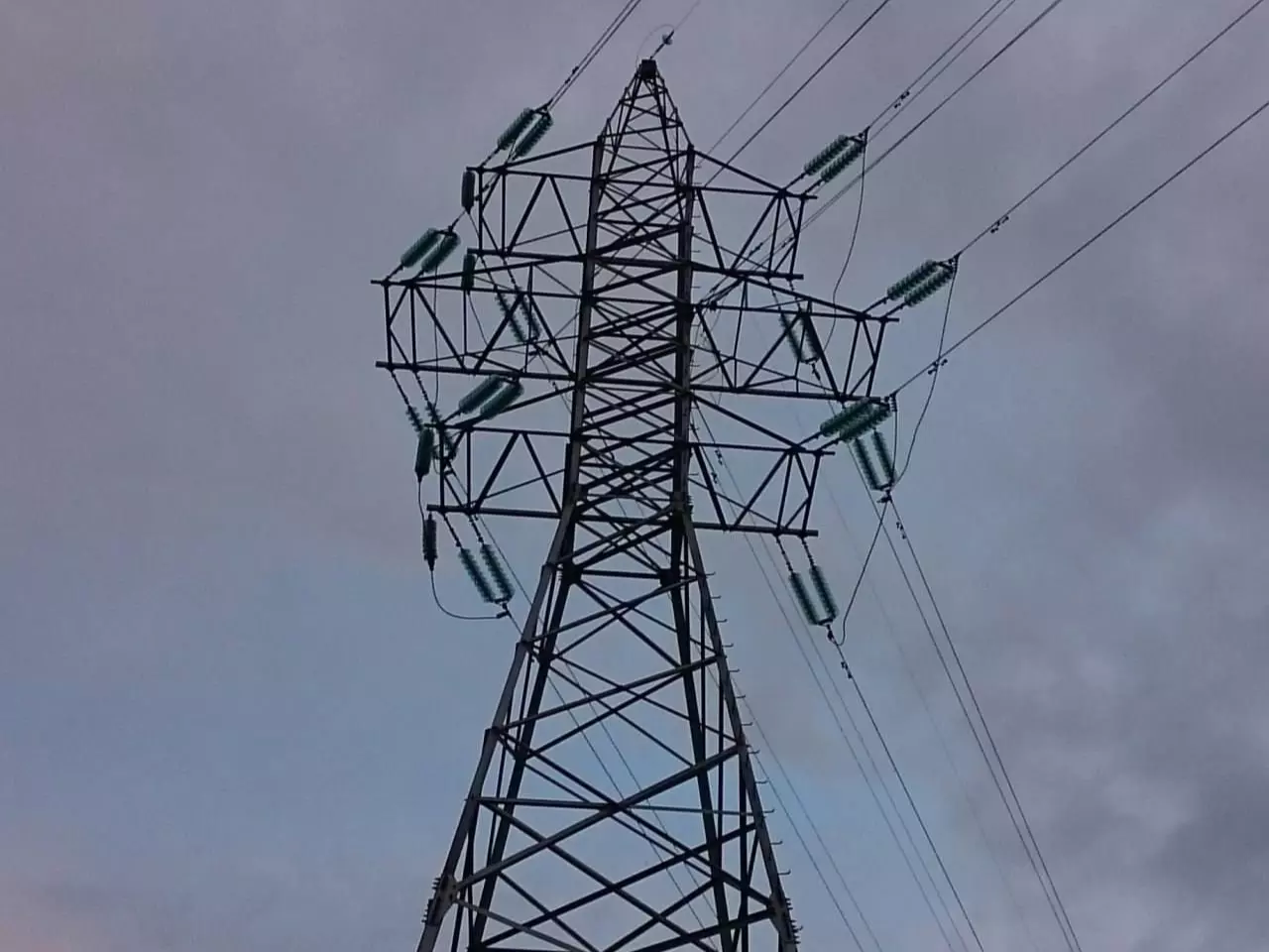 Ростовчан попросили не приближаться к оборванным проводам на расстоянии восьми метров