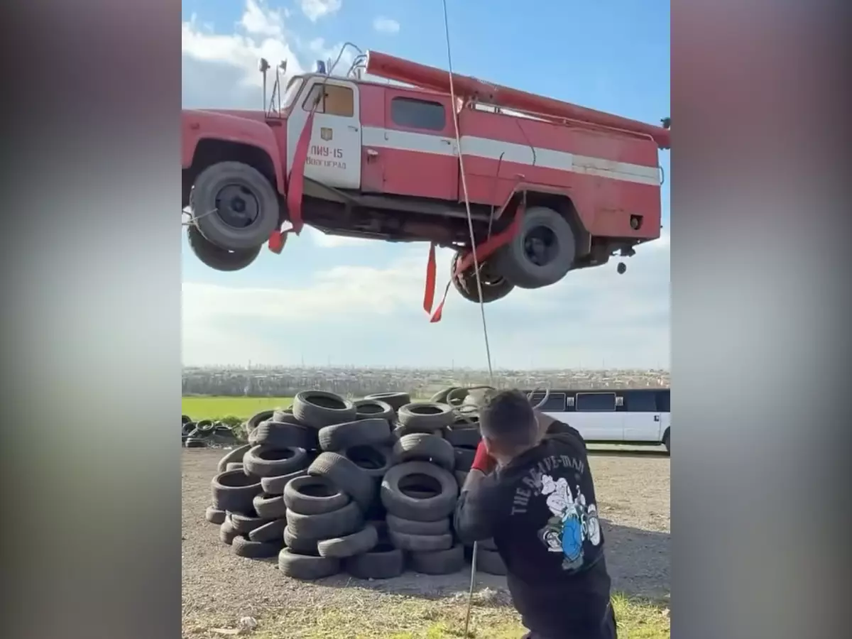 Ростовский экстремал Евгений Чеботарев сбросил на себя пожарную машину