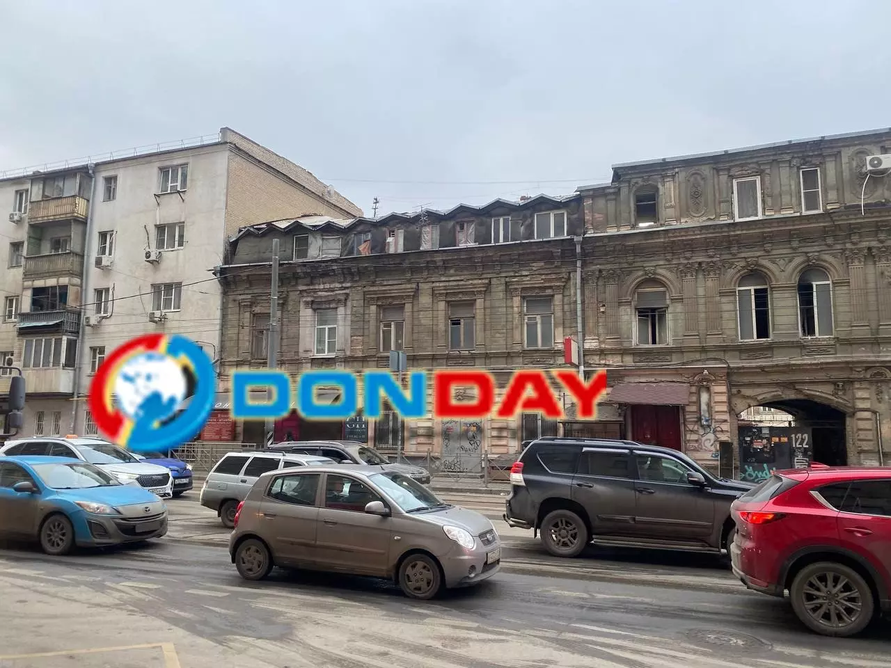 В Ростове вспыхнул пожар в старинном многоквартирном доме на Станиславского 