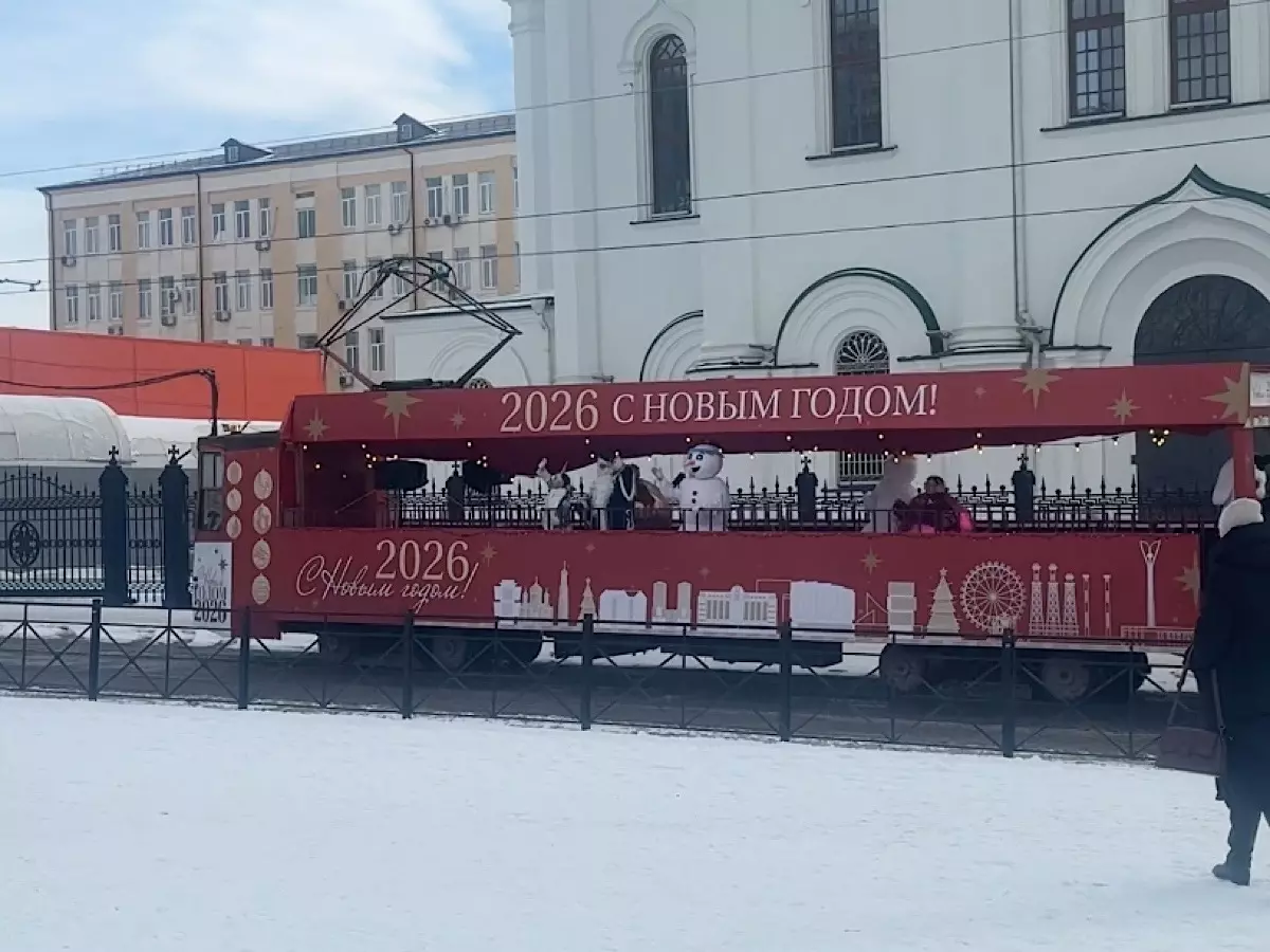 В Ростове-на-Дону по улицам города проехался новогодний трамвай 